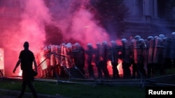 Sukobi su izbili oko pola sata nakon zvaničnog završetka protesta na Trgu Slavija, 23. maj 2026.