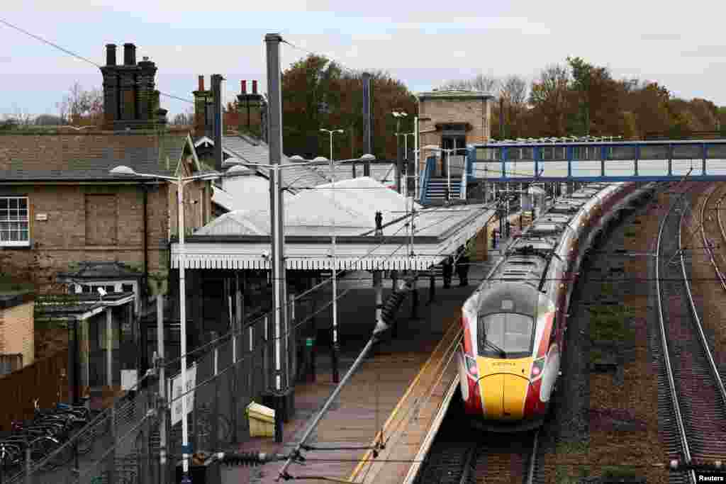 Voz Londonske sjeveroistočne željeznice, u kojem se dogodio niz uboda nožem, parkiran je na peronu stanice Huntingdon, blizu Cambridgea, Velika Britanija, 2. novembra 2025. godine.