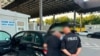 Fotografia e publikuar nga Sistemi Prokurorial i Kosovës, ku shihet një zyrtar policor duke kontrolluar veturën e të dyshuarit.