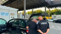 Fotografia e publikuar nga Sistemi Prokurorial i Kosovës, ku shihet një zyrtar policor duke kontrolluar veturën e të dyshuarit.