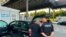 Fotografija koju je objavio Kosovski tužilački sistem, na kojoj se vidi policajac kako provjerava automobil osumnjičenog.