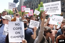 Profesorii de la Universitatea Columbia protestează împotriva prezenței poliției în campus, 1 mai.