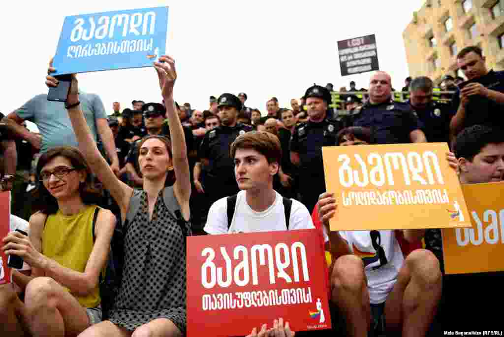 &quot;სახელმწიფო, სად ხარ?&quot; - 14 ივნისს ლგბტქი თემის წევრები და მათი მხარდამჭერები მთავრობის კანცელარიასთან მას შემდეგ შეიკრიბნენ, რაც საპატრიარქომ გაავრცელა განცხადება თბილისის პრაიდის არდაშვების მოთხოვნით.