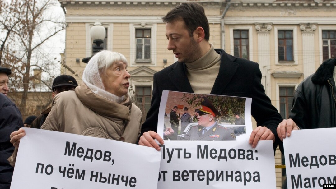 Магомед Хазбиев (справа) и глава Московской Хельсинкской группы Людмила Алексеева на одном из правозащитных пикетов в Москве