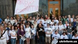 Одна з попередніх акцій на захист свободи слова: журналісти під стінами Адміністрації Президента, 6 червня 2010 року