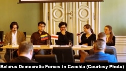 Удзельнікі дыскусіі «Разрыў кругазвароту дыктатараў у Менску і Каракасе» ў Празе. 7 красавіка 2026