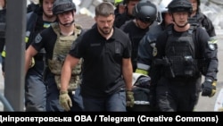 Поліція та рятувальники виносять пораних із місць ураження російськими ракетами. 24 червня 2025 року 