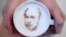 Un cappucino a la Putin, într-o cafenea din Moscova