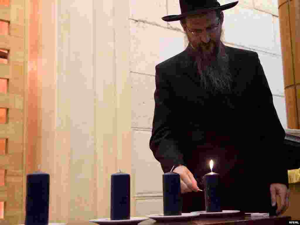 Церемония зажжения свечей, посвященная памяти жертв Холокоста в Московском еврейском общинном центре