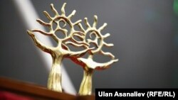 Фестиваль жеңүүчүлөрүнө ыйгарылчу белек. 