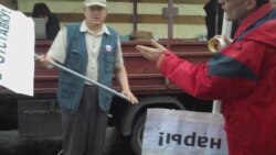 "Наши" и несогласные на Триумфальной площади