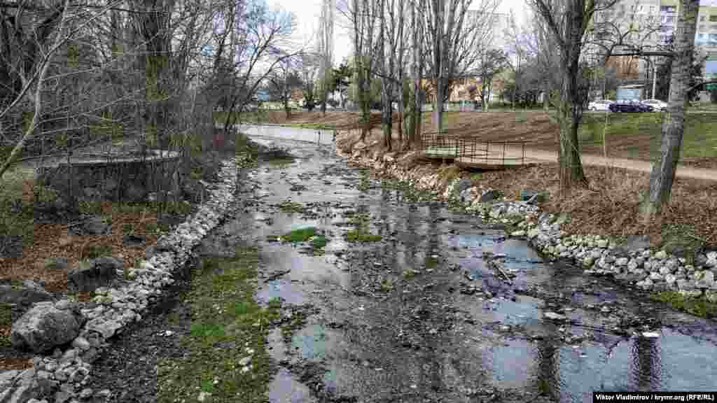 Уздовж парку тече Салгір. Води в річці в цю пору року зовсім мало