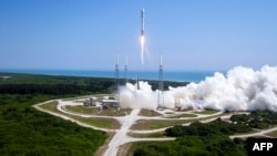 Запуск ракеты-носителя Atlas V компании ULA с российским двигателем первой ступени РД-180 и с многоразовым беспилотным орбитальным самолетом Х-37В на борту, мыс Канаверал, Флорида, 20 мая 2015 года. Через два года X-37B вернется на землю