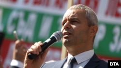  Пред постройката на Народното събрание се организира протест в отбрана на българския лев. На фотографията: ръководителят на „ Възраждане ” Костадин Костадинов. 