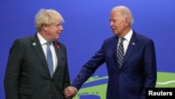 Și premierul britanic, Boris Johnson și președintele american, Joe Biden și-au avertizat concetățenii asupra pericolului prezentat de tulpina Omicron a SARS-COV-2. Aici, într-un context mai optimist, la reuniunea privinde reducerea emisiilor poluante la nivel global, care a avut loc la Glasgow, la mijlocul lui noiembrie 2022.