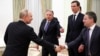 دیدار ولادیمیر پوتین (چپ) با هیئت آمریکایی در کرملین
