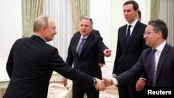 دیدار ولادیمیر پوتین (چپ) با هیئت آمریکایی در کرملین