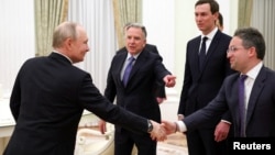 Очільник Росії Володимир Путін у Кремлі на зустрічі зі спеціальним посланником президента США Стівом Віткоффом, зятем Трампа Джаредом Кушнером та Джошем Грюнбаумом, комісаром Федеральної служби закупівель США, 22 січня 2026 року