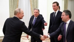 Владимир Путин приветствует американских представителей. Кремль, 22 января