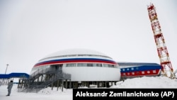 Будівля російської військової бази «Арктичний трилисник» на острові Земля Олександри в архіпелазі Земля Франца-Йосифа, 17 травня 2021 року