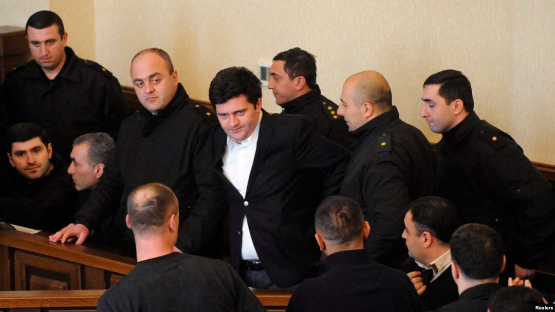Тбилисский суд оправдал сегодня восьмерых высокопоставленных военных чиновников во главе с экс-министром оброны Бачо Ахалая. Чиновников освободили прямо в зале суда, Ахалая оставили в заключении по другим обвинениям