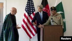 John Kerry (centru), preşedintele afgan Hamid Karzai (stânga) şi şeful armatei Pakistanului, Ashfaq Parvez Kayani, la întâlnirea de la Bruxelles