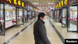 Godinu dana kasnije - prodavnice otvorene u kineskom gradu Wuhan, gde je po prvi put identifikovan korona virus. Zabeleženo 20. decembra 2020.
