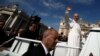 Papa Leon al XIV-lea a făcut duminică primul său drum cu papamobilul, înainte de Liturghia solemnă din piața Sfântul Petru, care va marca și începutul pontificatului său.