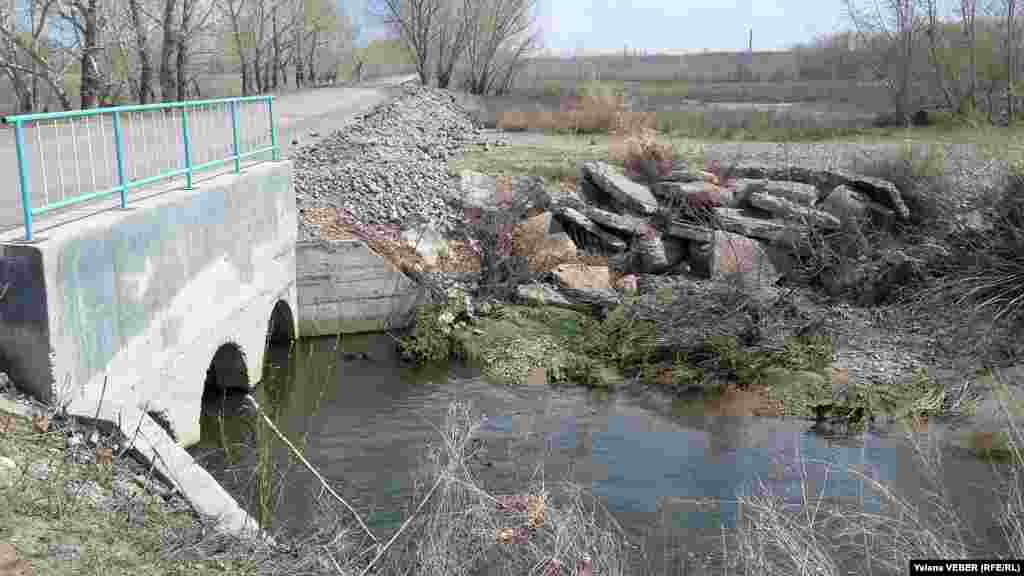 Ограждение из камней на мосту на реке Нура в селе Чкалово не спасло ситуацию, село всё равно подтопило.&nbsp;