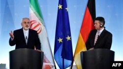 Ministri i Jashtëm gjerman, Sigmar Gabriel (djathtas) duke dëgjuar homologun e tij iranian,
Mohammad Javad Zarif (majtas), gjatë një konference për media në Berlin, foto nga arkivi