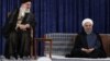 Președintele Hassan Rouhani (dr.) și liderul suprem iranian Ali Khamenei 