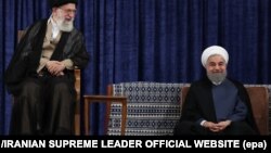 Președintele Hassan Rouhani (dr.) și liderul suprem iranian Ali Khamenei