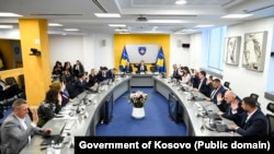 Kryeministri në detyrë Albin Kurti dhe anëtarët e Qeverisë në detyrë votojnë gjatë një mbledhjeje më 19 shtator.