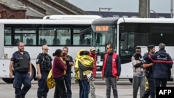 Спасатели выстраиваются в очередь за спасательными одеялами после высадки с аварийно-спасательного катера, прибывшего на место кораблекрушения с лодкой, перевозившей мигрантов, пытавшихся пересечь Ла-Манш из Франции в Великобританию.