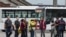 Спасатели выстраиваются в очередь за спасательными одеялами после высадки с аварийно-спасательного катера, прибывшего на место кораблекрушения с лодкой, перевозившей мигрантов, пытавшихся пересечь Ла-Манш из Франции в Великобританию.