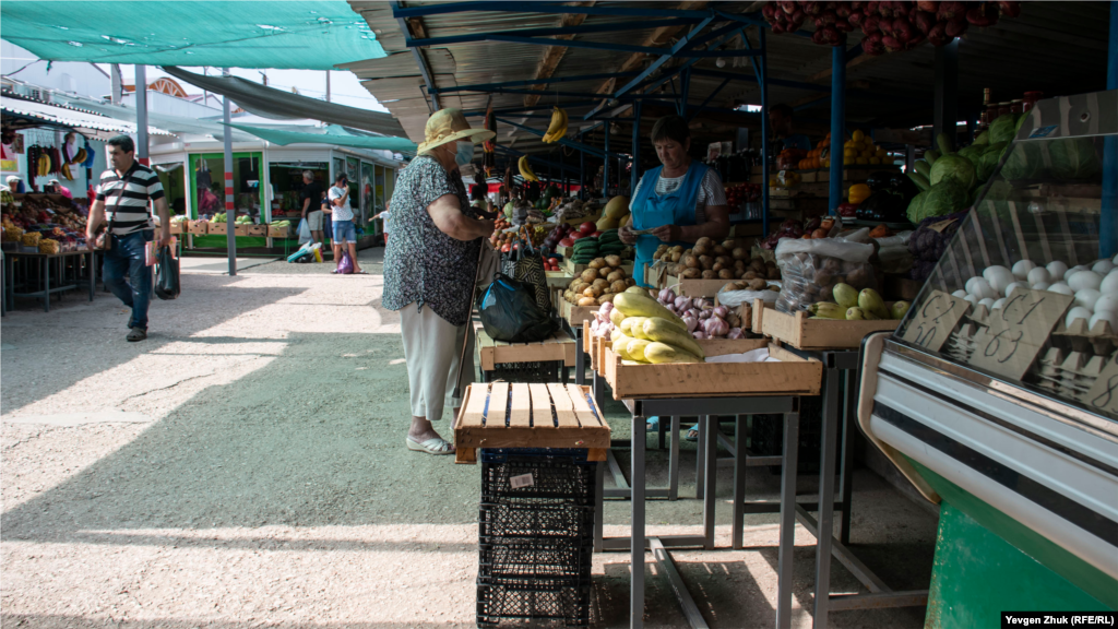 На рынке торгуют овощами, фруктами, также есть павильоны с молочной, рыбной и мясной продукцией