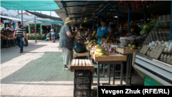 Торгівля овочами та фруктами на севастопольському ринку, липень 2021 року