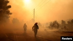 FOTO DE ARHIVĂ: Un incendiu de pădure face ravagii în apropierea localității Agia Paraskevi, din Grecia.
