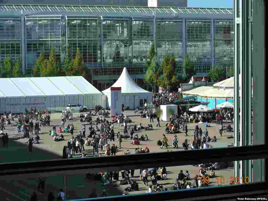 Zile însorite în Piața Tîrgului - Frankfurt Book Fair, general view, 2010