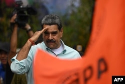 Президент Венесуели Ніколас Мадуро жестикулює під час мітингу з нагоди річниці битви при Санта-Інес у Каракасі, 10 грудня 2025 року