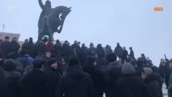 В Актобе люди не покидают площадь