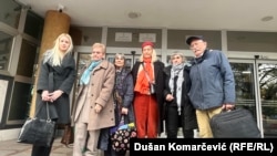 Suđenje su pratili predstavnici civilnog društva i majka Krunoslava Fehira: Marijana Čestić Jelovac (prva sleva), Ankica Fehir, Nataša Kandić, Vesna Teršelič, Staša Zajović i Zoran Pusić, 12. novembar 2025.