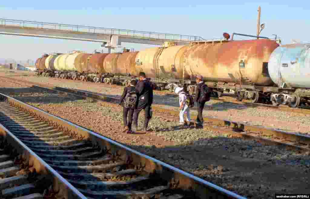 Demir ýoluň üstünden gurlan köpriniň bolmagyna garamazdan, mekdebe barýan okuwçylar köplenç otlularyň gatnaýan ýolundan geçýärler