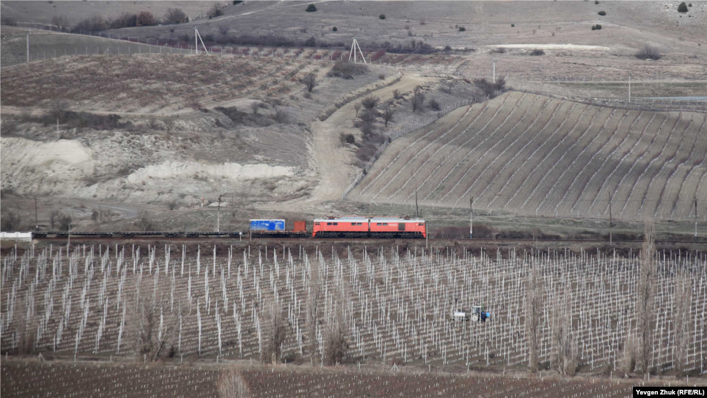 Köyden 500 metr mesafede yüzümlikten Aqyar &ndash; Bağçasaray &ndash; Aqmescit tren yolu keçe