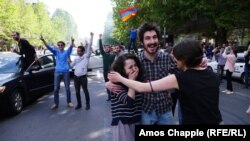 Армениялық оппозиция демонстранттары премьер-министр Серж Саргсянның отставкаға кеткенін естіп қуанып тұр. Ереван, 23 сәуір 2018 жыл