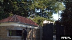 Na ulazu u vilu, Foto: Vesna Anđić