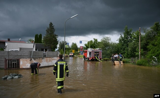 Zjarrfikësit duke punuar në një rrugë të vërshuar në Baar-Ebenhausen, në lindje të Gjermanisë, 2 qershor 2024.