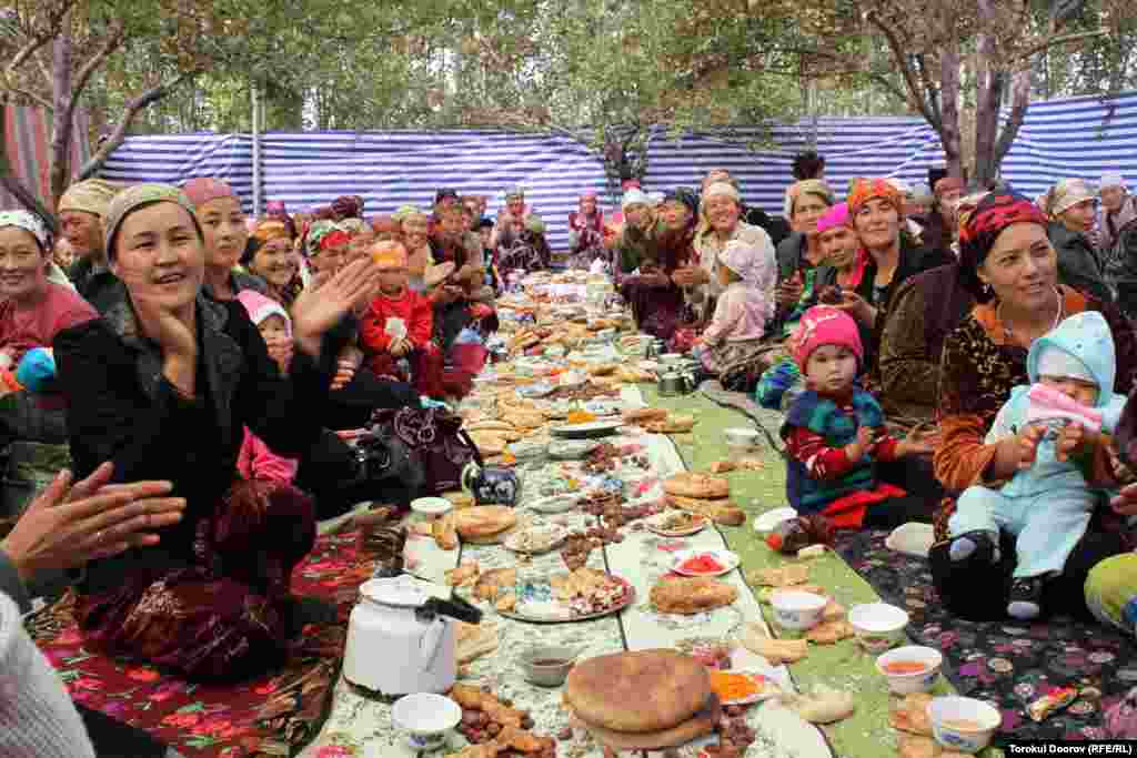 Дружно всей многочисленной родней и соседями празднуем суннет-той. 