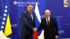 Vladimir Putin i Milorad Dodik poziraju za fotografiju na marginama Međunarodnog ekonomskog foruma u Sankt Peterburgu, 18. juna 2022. (arhivska fotografija)