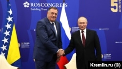 Vladimir Putin i Milorad Dodik poziraju za fotografiju na marginama Međunarodnog ekonomskog foruma u Sankt Peterburgu, 18. juna 2022. (arhivska fotografija)